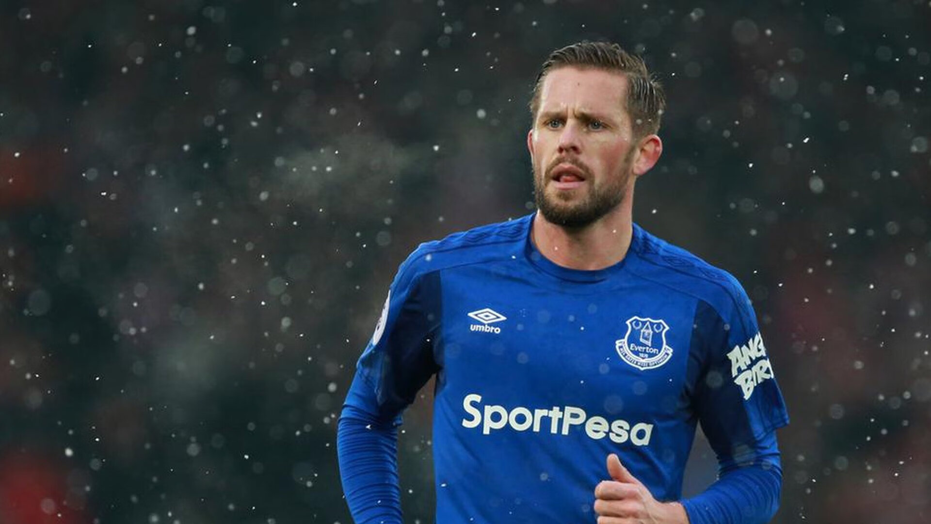 教练布阵是否应更多考虑边路球员身体对抗能力,教练员队伍